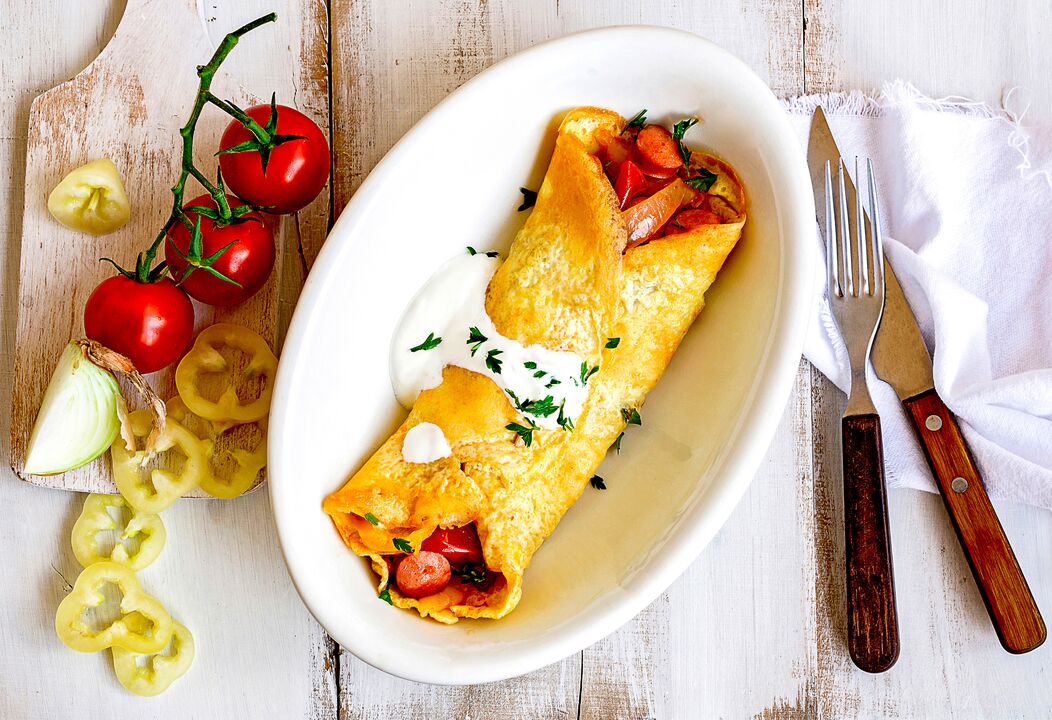 Brokastīs tiem, kas zaudē svaru, ievērojot keto diētu, ir omlete ar sieru, dārzeņiem un šķiņķi